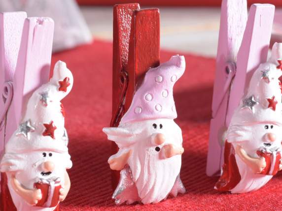 Blister with 6 wooden clothes pegs with pink gnomes