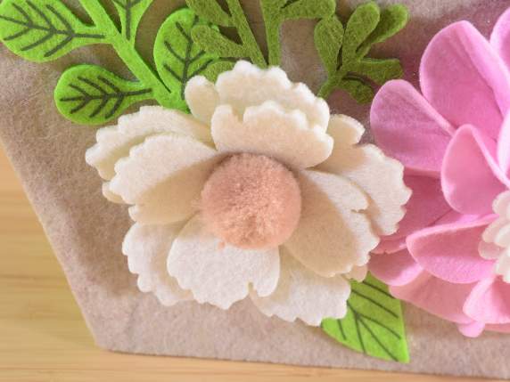 Set of 2 colored cloth bags with flower decorations