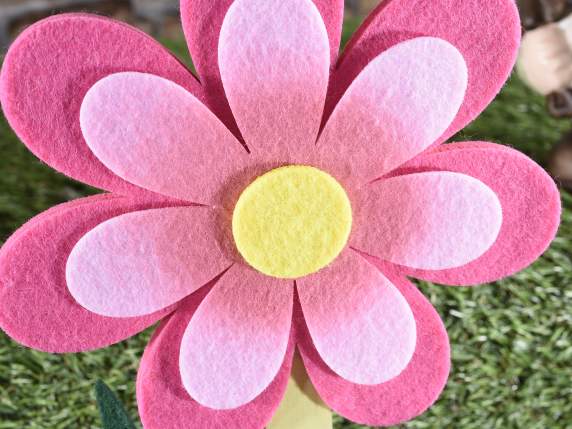 Flower decoration in wood and cloth for showcase