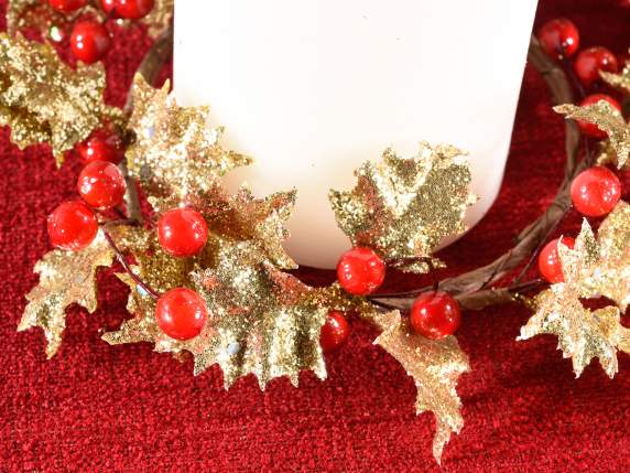 Garland of glitter leaves and red berries