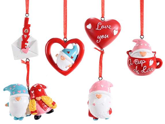 Colored resin decoration Gnomes in love to hang
