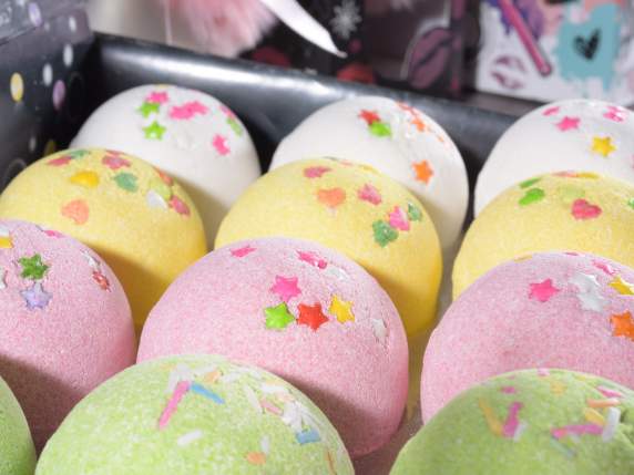 95g scented, coloured and decorated bath bomb