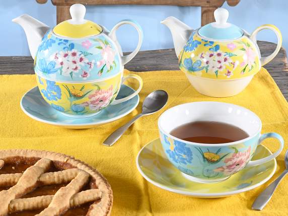 Porcelain cup and teapot set with floral decorations