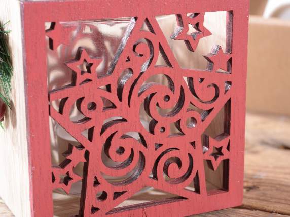 Candle holder in wood and glass with berries and pine cones