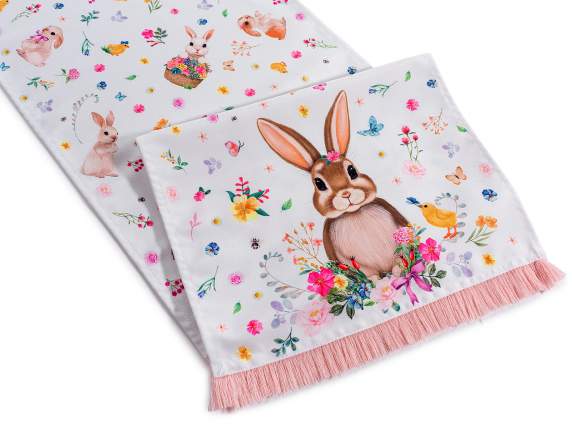 Față de masă din material textil cu franjuri și decorațiuni