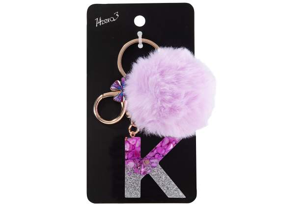 Breloc - breloc litera K din rasina cu pompon in card