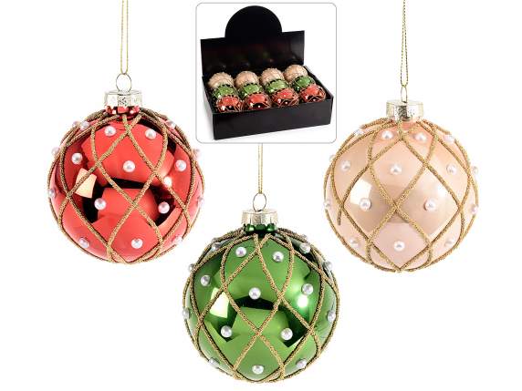 Bola de cristal con perlas y decoraciones doradas.