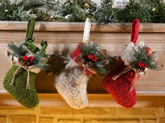 Bas de Noël suspendu en tissu avec sapin et pommes de pin