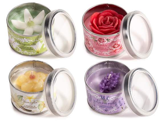 Bougie parfumée avec fleur en relief dans une boîte en métal