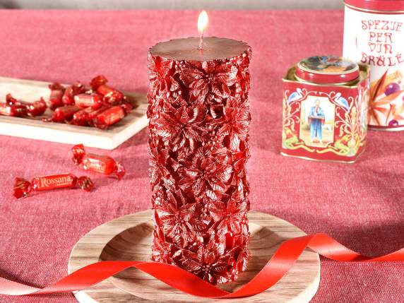 Bougie rouge avec décorations florales de Noël en relief
