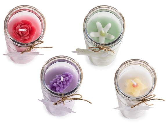 Bougie parfumée avec fleur en relief dans un pot en verre