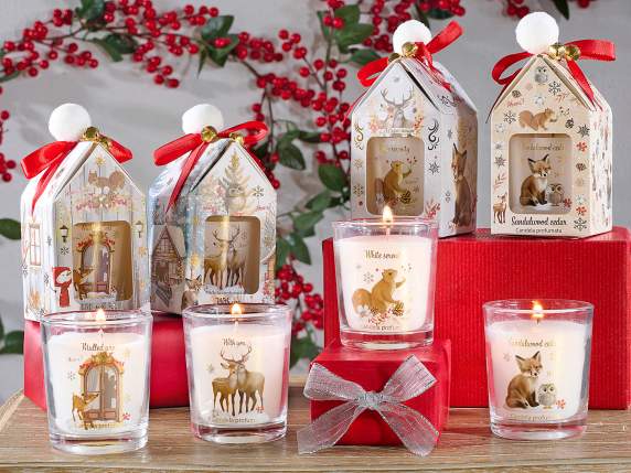 Bougie parfumée dans un verre avec décorations de Noël