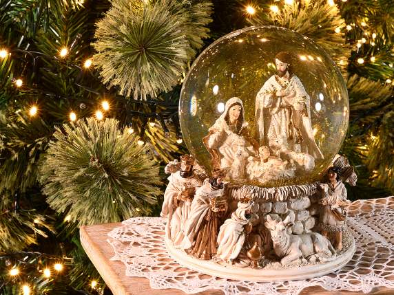 Boule à neige avec crèche sur socle résine avec personnages