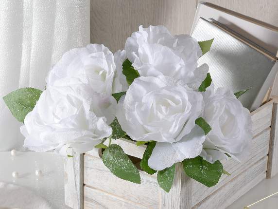 Bouquet de roses blanches artificielles recouvertes de neige