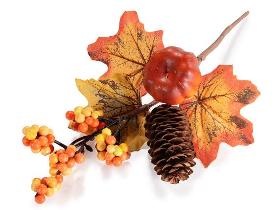 Branche ornée de citrouille, de pommes de pin, de feuilles e