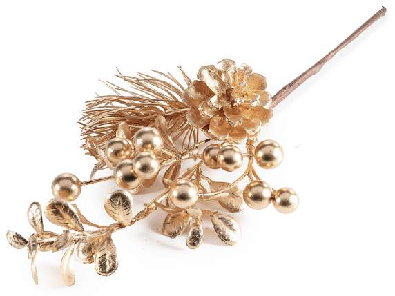 Branche ornée de pommes de pin, de baies et de décorations d