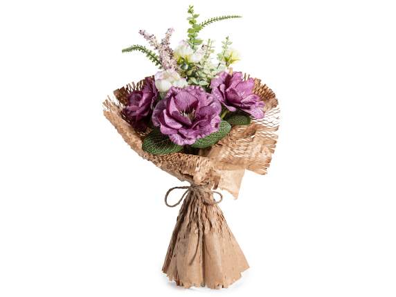 Buchet din hârtie kraft cu un buchet de flori artificiale