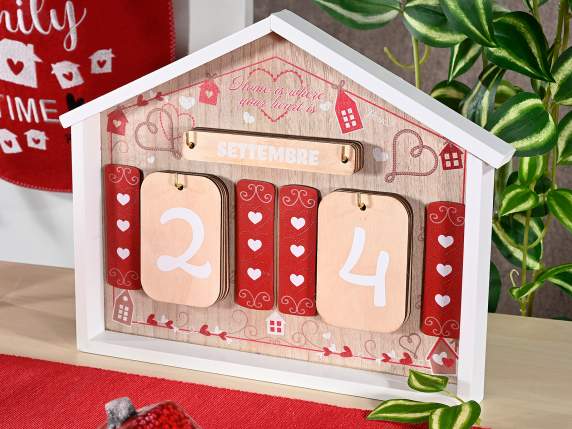 Calendrier perpétuel en bois avec décorations familiales