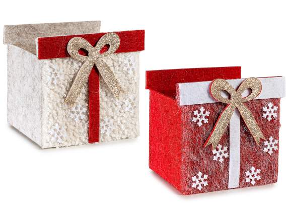 Cesta de tela envuelta para regalo con lazo brillante