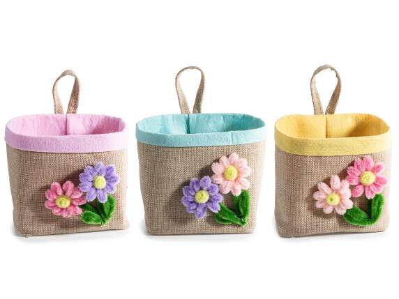 Cesta hecha de tela y tejido con efecto yute con flores