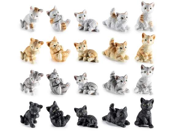 Chat en résine colorée dans différentes positions à placer