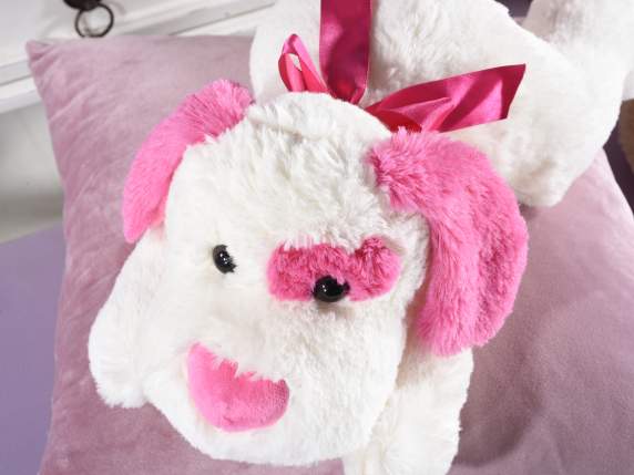 Chien en peluche couché avec noeud en satin