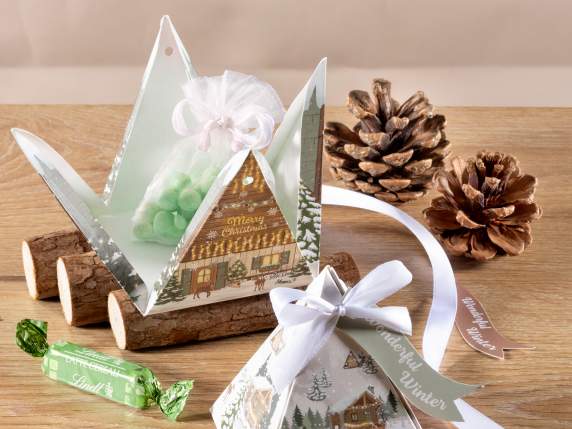 Boîte de Noël en papier en forme de pyramide avec ruban et é