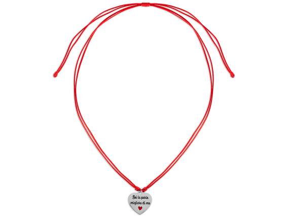 Collar de cuerda con dije de metal grabado y esmaltado