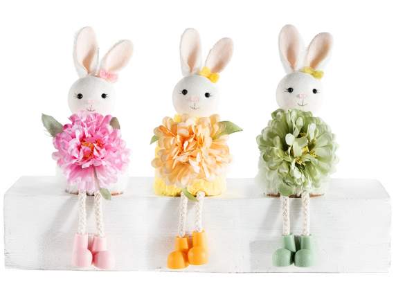 Conejito tela patas largas con una dalia para apoyar