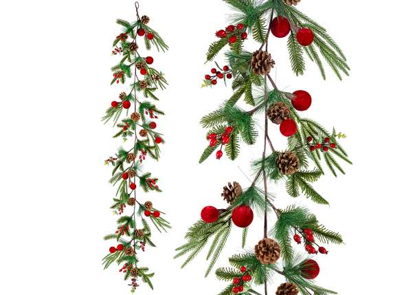 Ghirlanda festiva din conuri de pin, fructe de padure