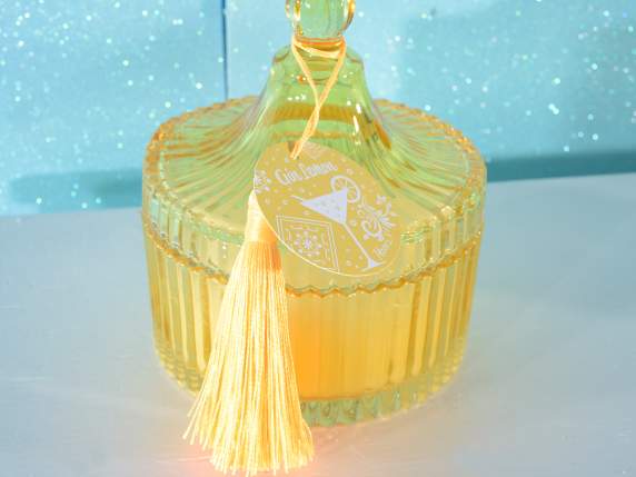 Bougie parfumée dans un pot en verre coloré avec couvercle
