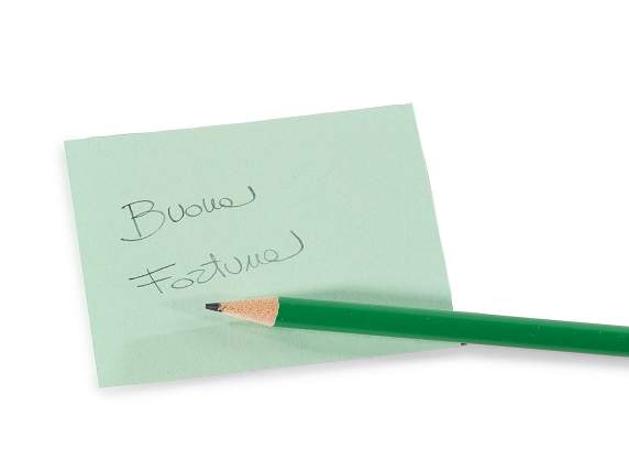Crayon avec décoration printanière porte-bonheur en bois