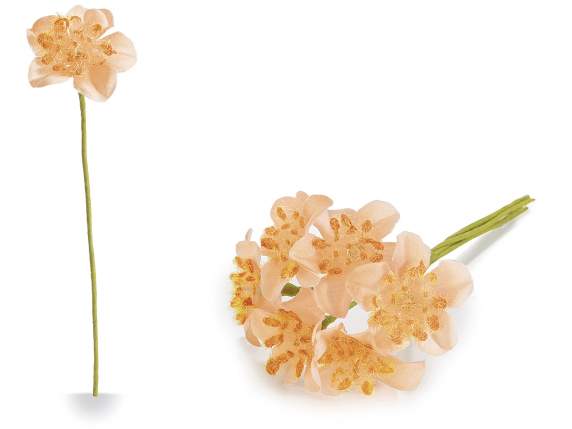 Floare din țesătură artificială de culoarea piersicii cu pis