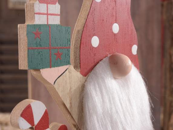 Moș Crăciun din lemn decorat cu scris „Crăciun Fericit”.