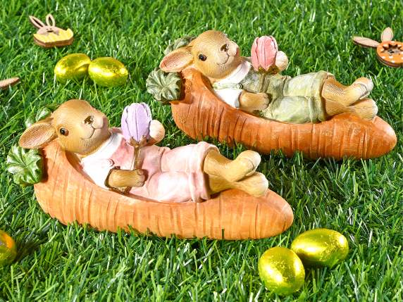 Lapin en résine colorée couché sur une carotte avec fleur