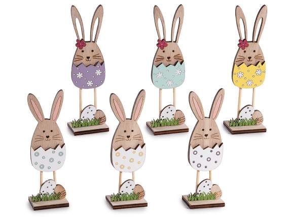 Lapins en bois avec des œufs colorés à poser