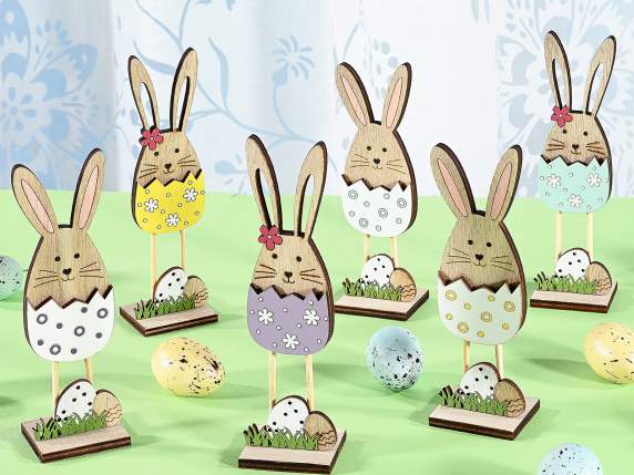 Lapins en bois avec des œufs colorés à poser