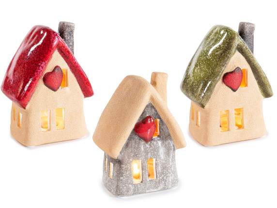 Maison en terre cuite avec détails brillants, cœur et LED