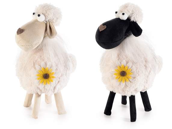 Mouton doux en fourrure écologique avec fleur et coeur