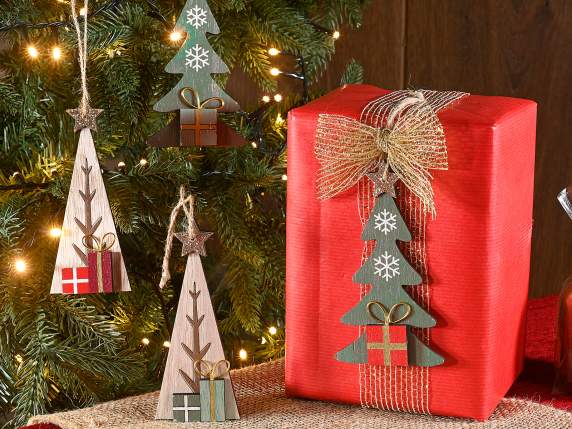 Sapin de Noël en bois avec paquets cadeaux et étoile