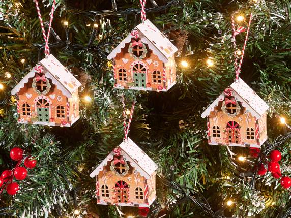 Maison de Noël en bois décorée à suspendre