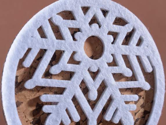 Décoration liège et bois avec motif en feutrine à suspendre