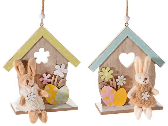 Maison en bois avec lapin en peluche suspendu