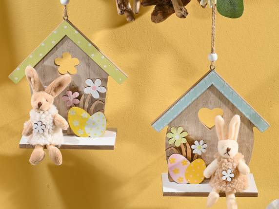 Maison en bois avec lapin en peluche suspendu