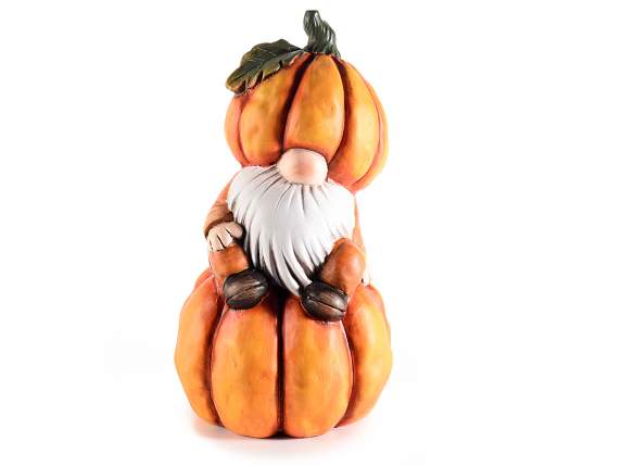Gnome en terre cuite sur une citrouille avec un chapeau en f