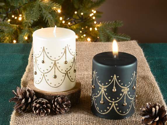 Bougie avec décorations dorées et paillettes