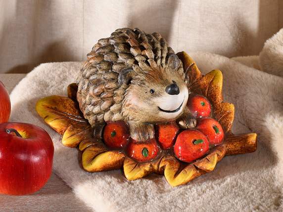 Hérisson sur une feuille avec des baies en terre cuite