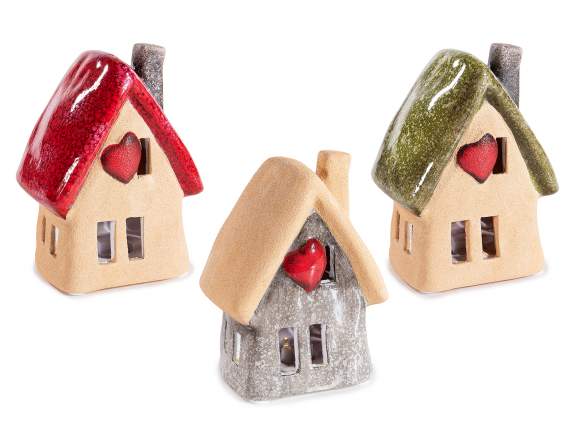 Maison en terre cuite avec des détails brillants, un cœur