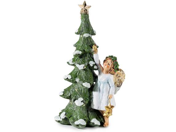 Un ange décore un sapin de Noël en résine avec des lumières