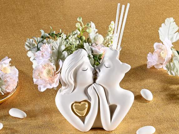 Visages de porcelaine amoureux au coeur dor à parfumer